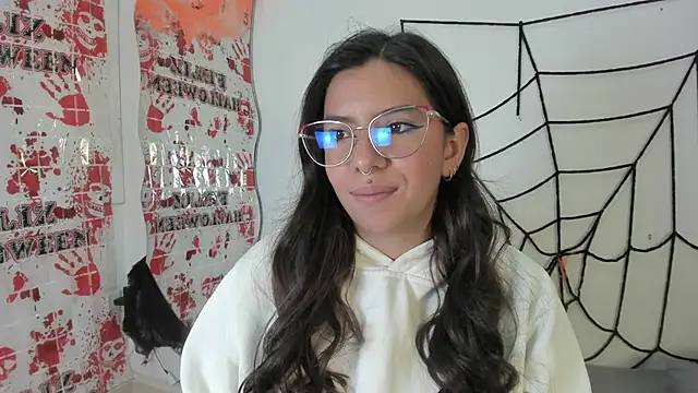 Snapshot of emilyy_cooperr chatting on October 2025 12:18:01 PM emilyy cooperr online show from October 2025 12:18:01 PM