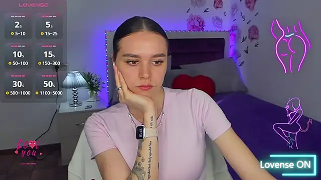 Snapshot of EmelyMason chatting on May 2026 03:43:02 AM EmelyMason online show from May 2026 03:43:02 AM
