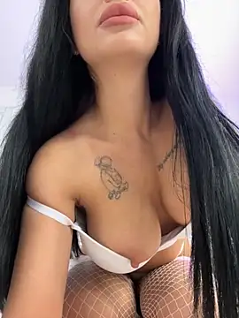 Snapshot of IrisRossie chatting on November 2025 05:33:02 AM IrisRossie online show from November 2025 05:33:02 AM