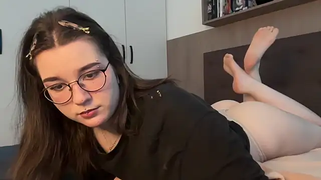 Snapshot of BeeBlossom chatting on March 2025 03:24:02 PM BeeBlossom online show from March 2025 03:24:02 PM