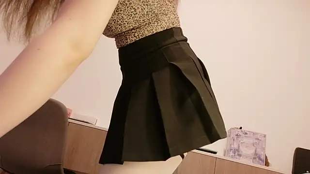 Snapshot of BeeBlossom chatting on December 2025 02:44:02 PM BeeBlossom online show from December 2025 02:44:02 PM