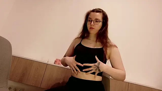 Snapshot of BeeBlossom chatting on November 2025 04:07:01 PM BeeBlossom online show from November 2025 04:07:01 PM