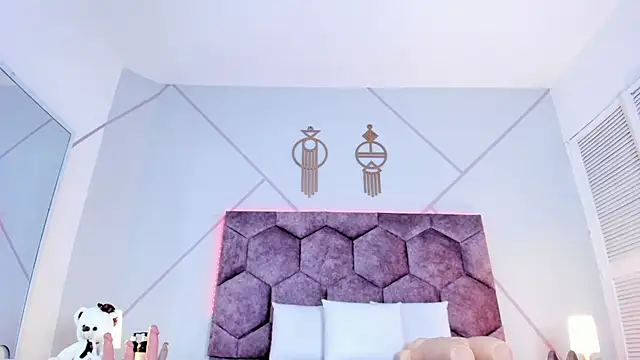 aurora collinss  online show from January 2026 12:53:02 PM