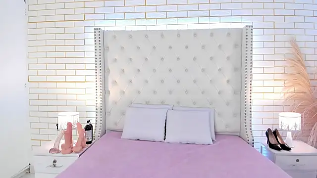 aurora collinss  online show from February 2026 01:01:02 PM