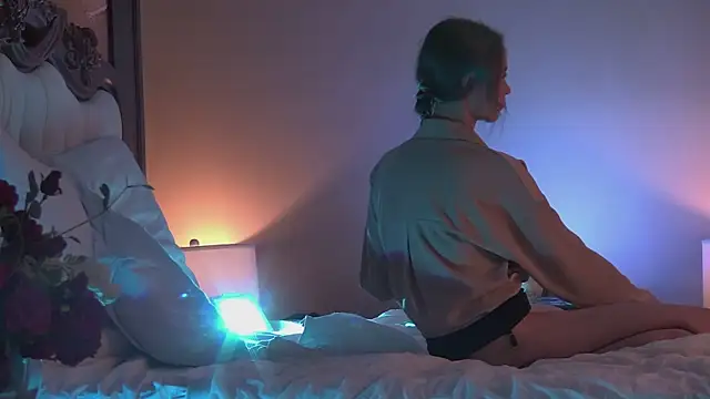 Amanda River online show from November 2025 06:08:01 PM