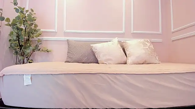 Lucy Canel online show from December 2025 07:04:02 PM