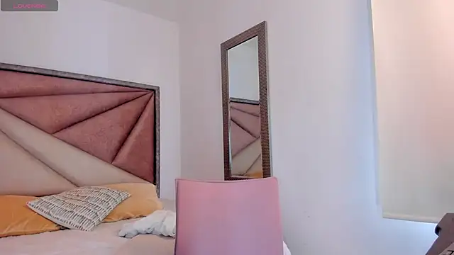 SaskiaGrendel online show from September 2025 06:12:02 PM