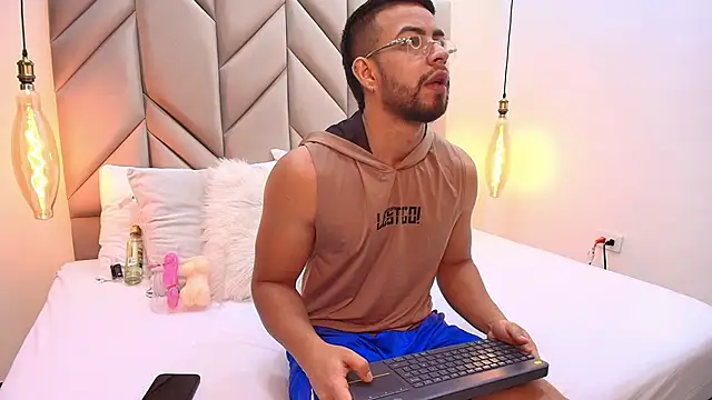 Eithan Connorr online show from March 2025 12:04:02 PM