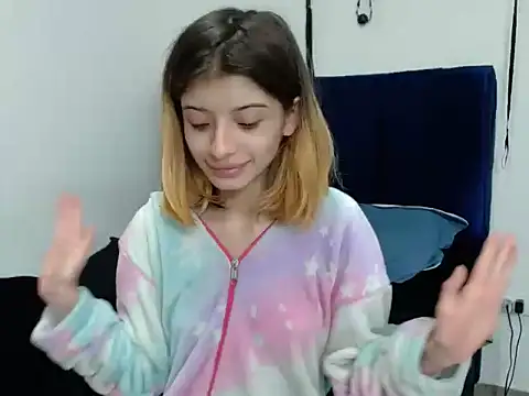 KratosAfroditacs online show from October 2025 05:47:01 PM