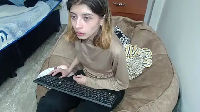 KratosAfroditacs online show from October 2025 05:44:01 AM