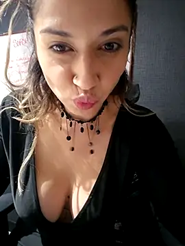 Isabella Varella online show from October 2025 12:35:03 PM