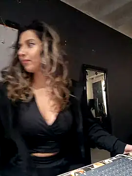 Isabella Varella online show from October 2025 12:59:02 PM