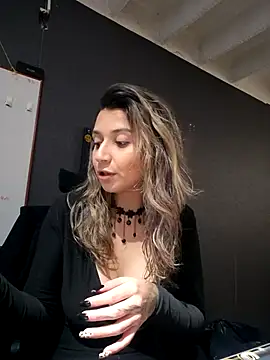 Isabella Varella online show from October 2025 01:12:02 PM