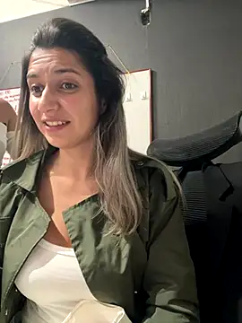 Isabella Varella online show from November 2025 01:04:02 PM