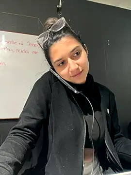 Isabella Varella online show from December 2025 12:15:02 PM