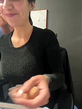 Isabella Varella online show from November 2025 12:33:02 PM