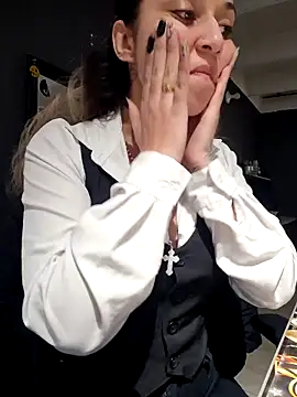 Isabella Varella online show from October 2025 12:37:01 PM