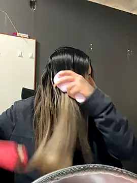 Isabella Varella online show from November 2025 12:37:01 PM