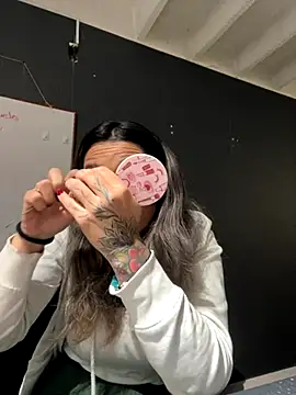 Isabella Varella online show from November 2025 01:00:02 PM