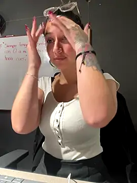 Isabella Varella online show from December 2025 12:26:01 PM