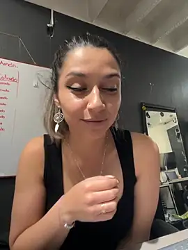 Isabella Varella online show from November 2025 12:53:02 PM