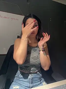 Isabella Varella online show from December 2025 12:26:01 PM