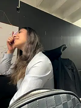 Isabella Varella online show from December 2025 12:28:02 PM