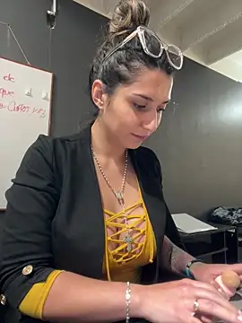 Isabella Varella online show from November 2025 01:23:02 PM