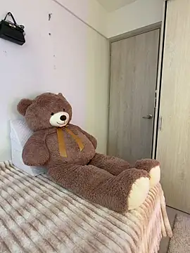 ZaraLuuv online show from April 2026 07:03:01 PM