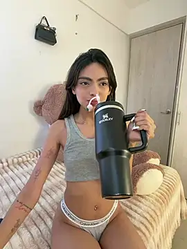 ZaraLuuv online show from April 2026 06:02:01 PM