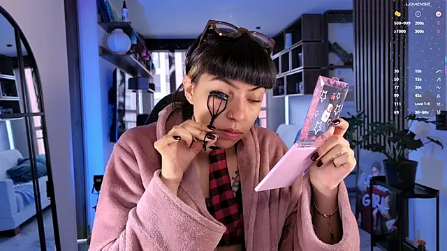 Saraa Desiree online show from April 2026 02:40:02 PM