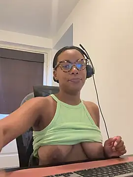 Snapshot of Melia_Rayne chatting on July 2026 10:15:01 AM Melia Rayne online show from July 2026 10:15:01 AM