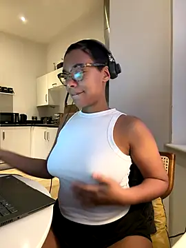 Snapshot of Melia_Rayne chatting on November 2025 04:00:01 PM Melia Rayne online show from November 2025 04:00:01 PM