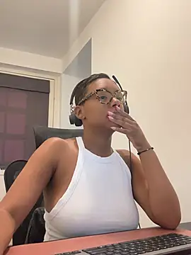 Snapshot of Melia_Rayne chatting on July 2026 10:25:01 AM Melia Rayne online show from July 2026 10:25:01 AM