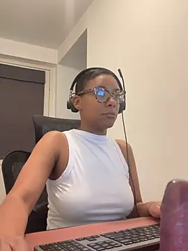 Snapshot of Melia_Rayne chatting on May 2026 09:36:02 AM Melia Rayne online show from May 2026 09:36:02 AM