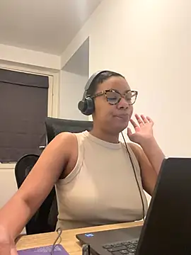 Snapshot of Melia_Rayne chatting on November 2025 10:04:02 AM Melia Rayne online show from November 2025 10:04:02 AM