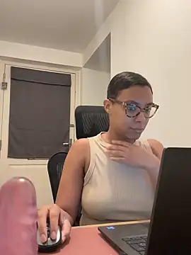 Snapshot of Melia_Rayne chatting on December 2025 11:42:02 AM Melia Rayne online show from December 2025 11:42:02 AM