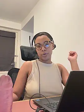 Snapshot of Melia_Rayne chatting on December 2025 11:20:02 AM Melia Rayne online show from December 2025 11:20:02 AM