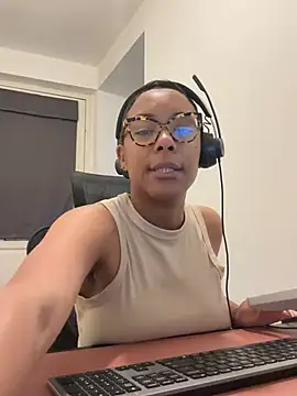 Snapshot of Melia_Rayne chatting on May 2026 09:54:01 AM Melia Rayne online show from May 2026 09:54:01 AM