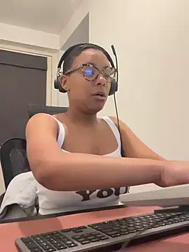 Snapshot of Melia_Rayne chatting on May 2026 09:39:02 AM Melia Rayne online show from May 2026 09:39:02 AM
