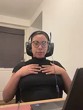 Snapshot of Melia_Rayne chatting on December 2025 11:49:01 AM Melia Rayne online show from December 2025 11:49:01 AM