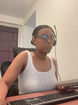 Snapshot of Melia_Rayne chatting on April 2026 09:38:01 AM Melia Rayne online show from April 2026 09:38:01 AM