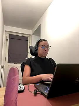 Snapshot of Melia_Rayne chatting on December 2025 10:47:02 AM Melia Rayne online show from December 2025 10:47:02 AM