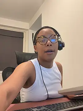 Snapshot of Melia_Rayne chatting on May 2026 10:33:02 AM Melia Rayne online show from May 2026 10:33:02 AM