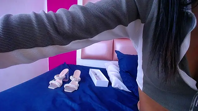 tiny sarah1 online show from November 2025 03:00:02 PM