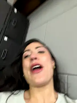 isabella winkler online show from December 2025 04:10:02 PM