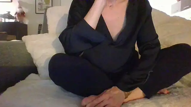 Snapshot of Valentinette chatting on December 2025 08:47:01 PM Valentinette online show from December 2025 08:47:01 PM