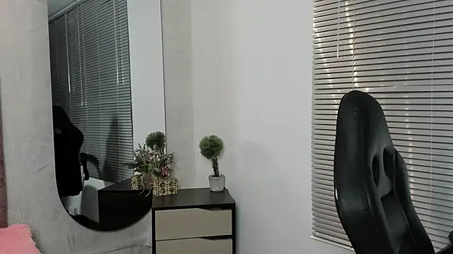 elaia muller  online show from November 2025 04:01:02 AM