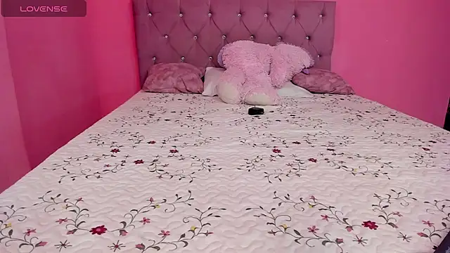 Snapshot of Moonroxe_ chatting on July 2026 08:01:02 PM Moonroxe online show from July 2026 08:01:02 PM