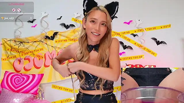 Snapshot of -LOCOMOCO- chatting on October 2025 10:23:02 AM -LOCOMOCO- online show from October 2025 10:23:02 AM